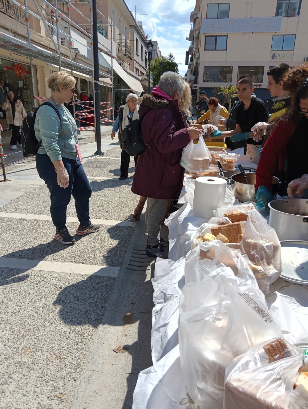 Προσφορά γεύματος στην Πλατεία Πανεπιστημίου από τους μαθητές του ΕΕΕΚ Βόλου, προσφορά του κρεοπωλείου Παγώνη Ε. και Παγώνη Ι. Ο.Ε.