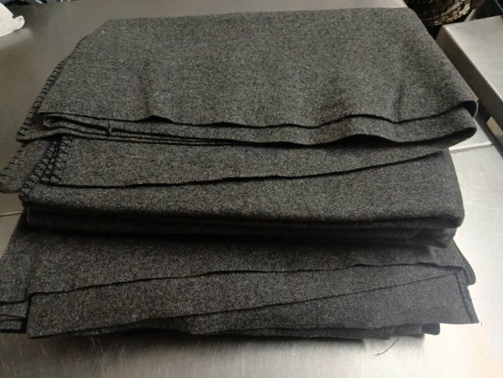 Η Κουζίνα Αλληλεγγύης Βόλου πρόσφερε κουβέρτες για το κρατητήριο στη Διεύθυνση Αστυνομίας Βόλου