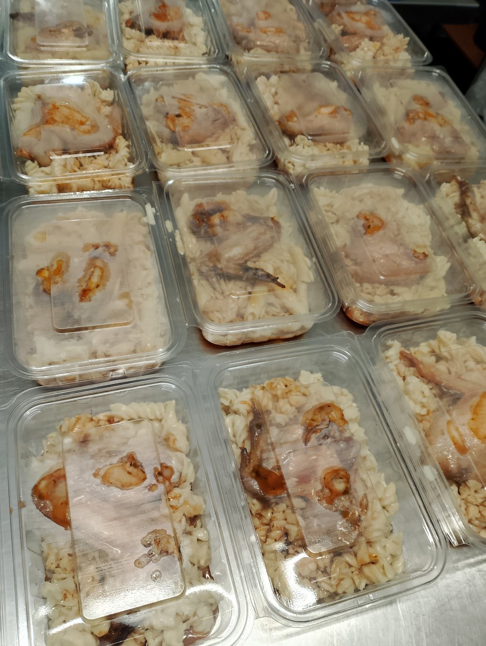 Το γεύμα της Κουζίνας Αλληλεγγύης Βόλου προσφέρθηκε από συμπολίτη μας εις μνήμη συγγενών του