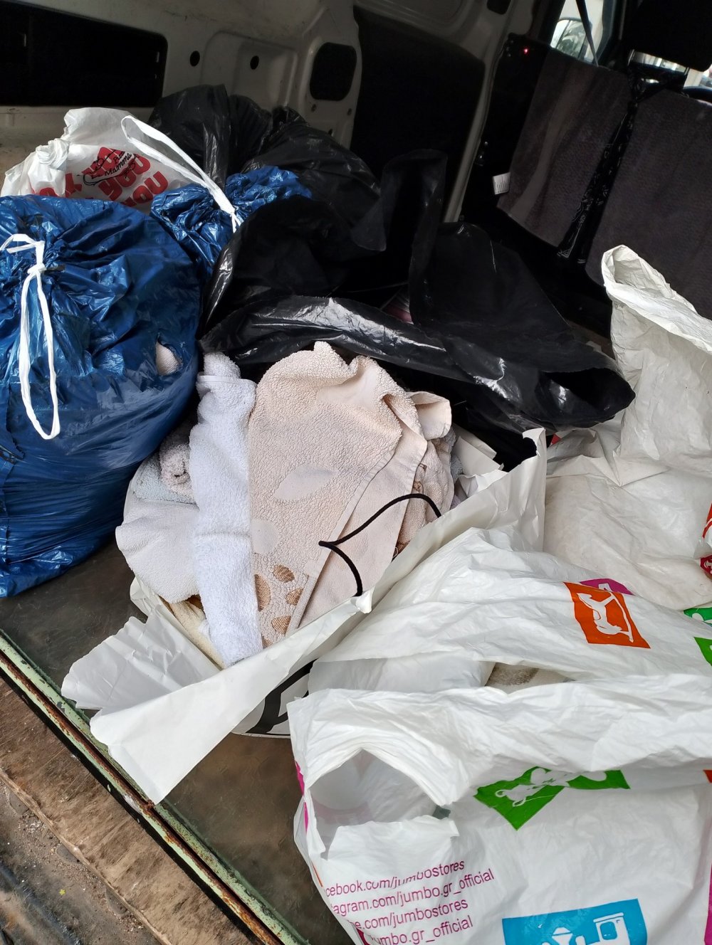 Η Κουζίνα Αλληλεγγύης Βόλου παρέδωσε σεντόνια, πετσέτες, μπλούζες, παντελόνια στο ιδικό Κατάστημα Κράτησης Νέων Βόλου