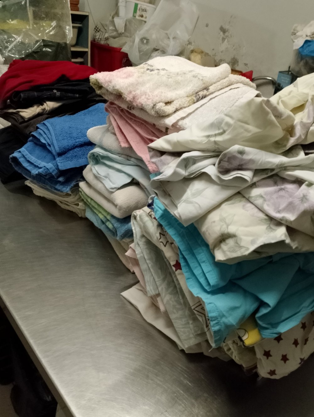 Η Κουζίνα Αλληλεγγύης Βόλου παρέδωσε σεντόνια, πετσέτες, μπλούζες, παντελόνια στο ιδικό Κατάστημα Κράτησης Νέων Βόλου